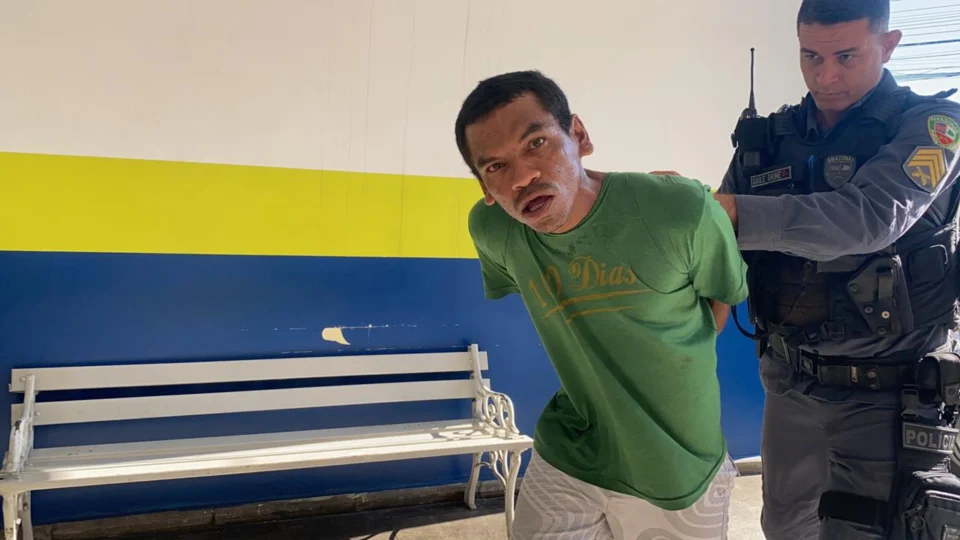 Homem é preso por ameaçar esposa com faca e alega ter sido agredido por ela; Veja o momento da prisão