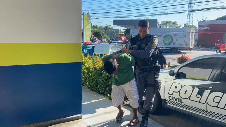 Veja vídeo; Homem é preso por ameaçar esposa com faca e alega ter sido agredido por ela