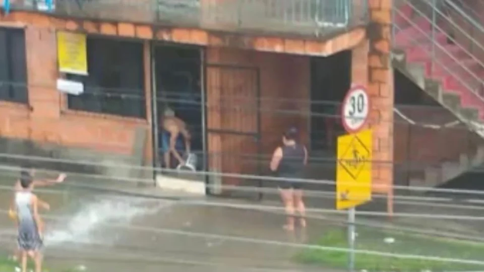 Forte chuva alaga Residencial Mestre Chico 2 e deixa moradores desesperados; Veja Vídeos