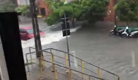 Forte chuva alaga Residencial Mestre Chico 2 e deixa moradores desesperados