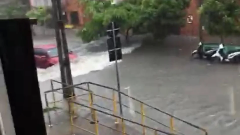 Forte chuva alaga Residencial Mestre Chico 2 e deixa moradores desesperados