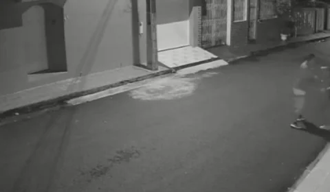 Veja vídeos do momento em que jovem é agredida pelo padrasto em via pública; Saiba Mais