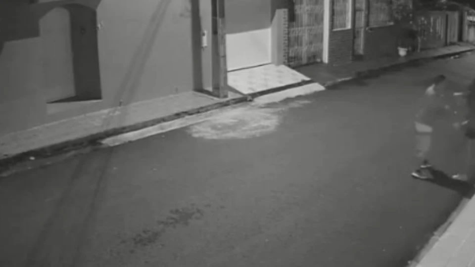 Veja vídeos do momento em que jovem é agredida pelo padrasto em via pública; Saiba Mais