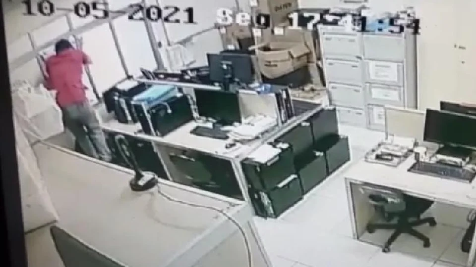 Servidores Públicos são indiciados após serem filmados roubando equipamentos da Semsa