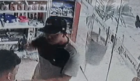 Veja vídeo;Assaltante aterroriza funcionários de pet shop e os ameaça de morte com arma na cabeça, em Manaus