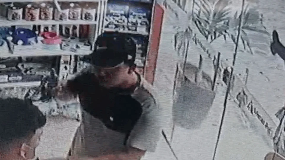 Veja vídeo;Assaltante aterroriza funcionários de pet shop e os ameaça de morte com arma na cabeça, em Manaus