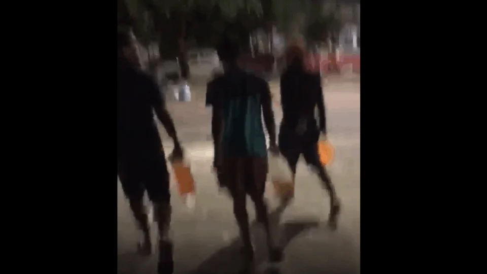 Em vídeo, criminosos aparecem com galões de gasolina ateando fogo em estação de ônibus