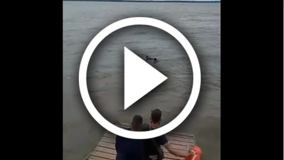 VEJA VÍDEO – Casal à deriva, após naufrágio de canoa, é resgatado com vida no Rio Amazonas