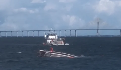 Veja vídeo;Embarcação naufraga na Ponta Negra nesta sexta(26)