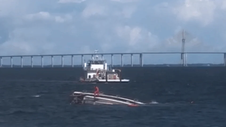 Veja vídeo;Embarcação naufraga na Ponta Negra nesta sexta(26)