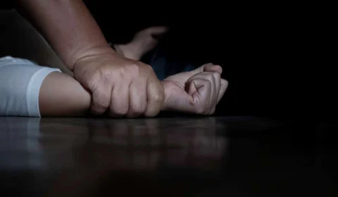 Jovem é estuprada em área de mata, após ser sequestrada de dentro do ônibus em Manaus