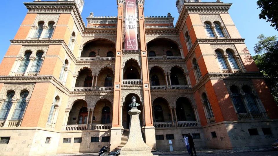 Fiocruz recebe bancos de células e vírus para produzir IFA, ingrediente da vacina contra a Covid-19