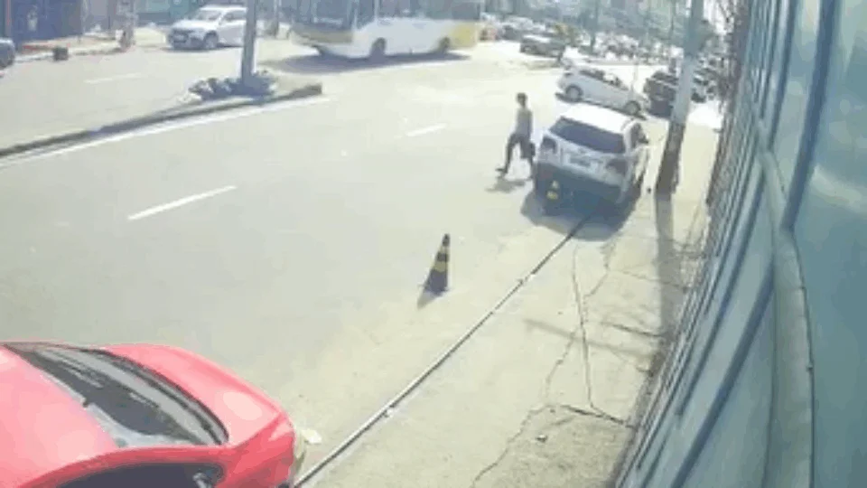 Criminoso é flagrado furtando fios de poste na Avenida Grande Circular