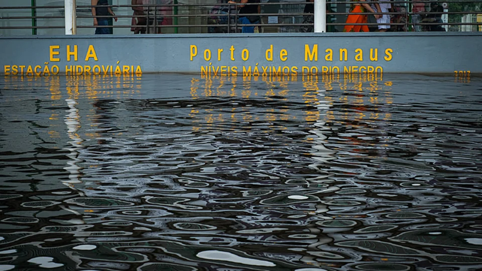 Cheia histórica: Rio Negro sobe novamente e está a um centímetro de 30 metros; Veja detalhes