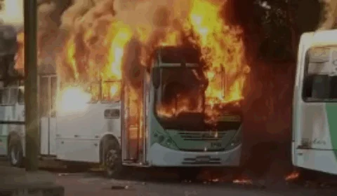Incêndio: 17 veículos, sendo 7 do transporte coletivo, são incendiados em Manaus;Veja vídeo