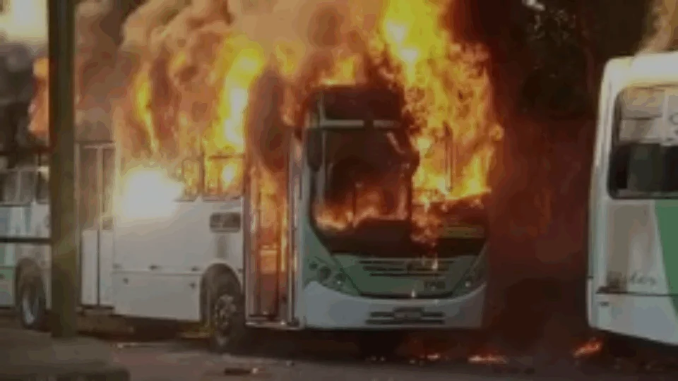 Incêndio: 17 veículos, sendo 7 do transporte coletivo, são incendiados em Manaus;Veja vídeo