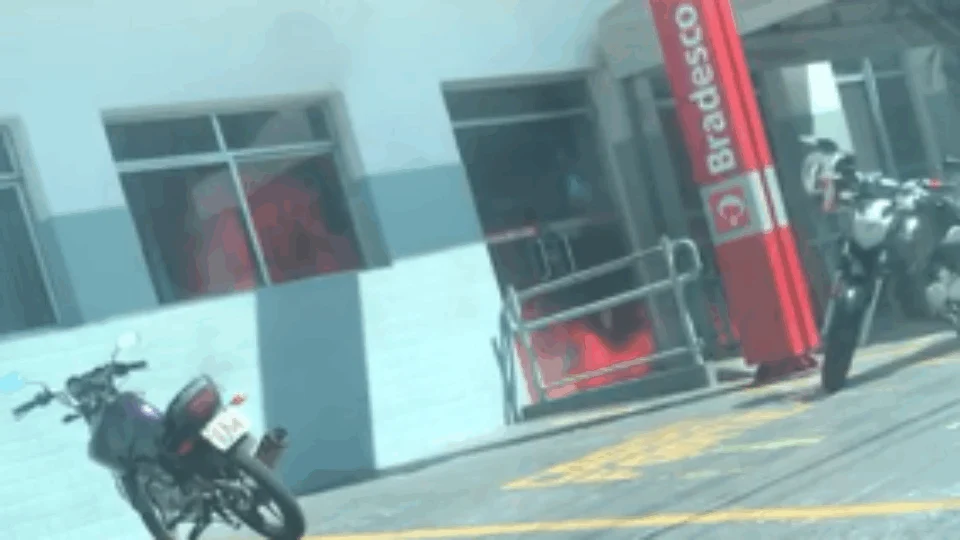 Veja vídeo;Após morte de traficante em troca de tiros com a polícia, criminosos reagem ateando fogo em vários pontos de Manaus