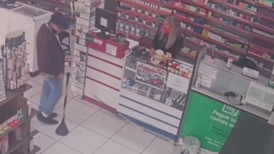 Vídeo mostra momento em que empresário atira contra a ex-namorada em drogaria