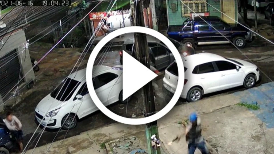 VEJA VÍDEO – Câmera flagra exato momento da execução de rapaz no bairro Praça 14 de Janeiro