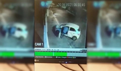 Vídeo: Ladrão furta carro de garagem e sai empurrando o veículo; Veja o momento da ação