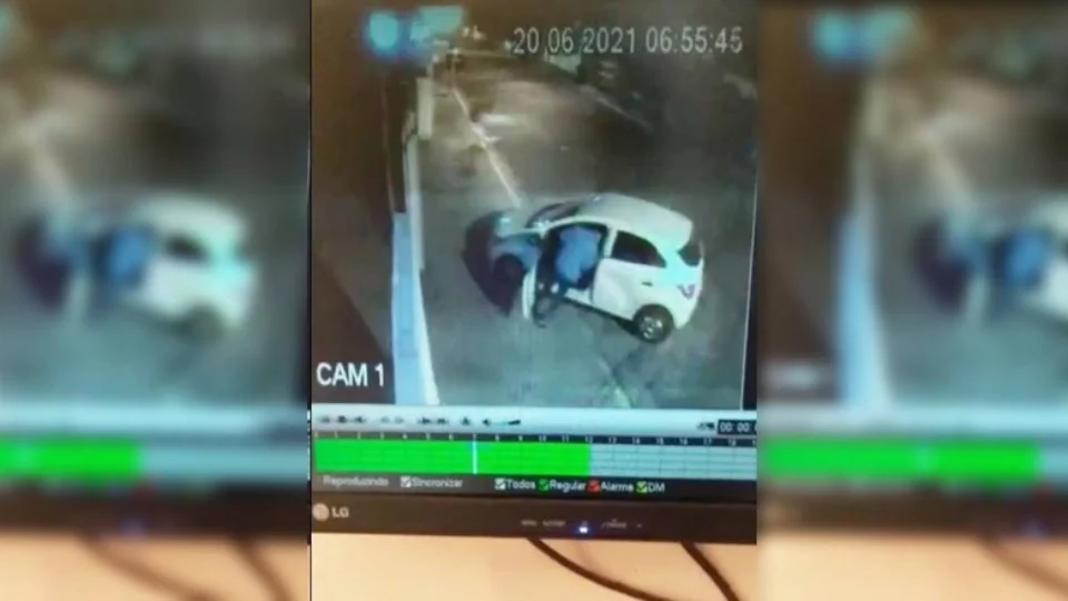 Vídeo: Ladrão furta carro de garagem e sai empurrando o veículo; Veja o momento da ação