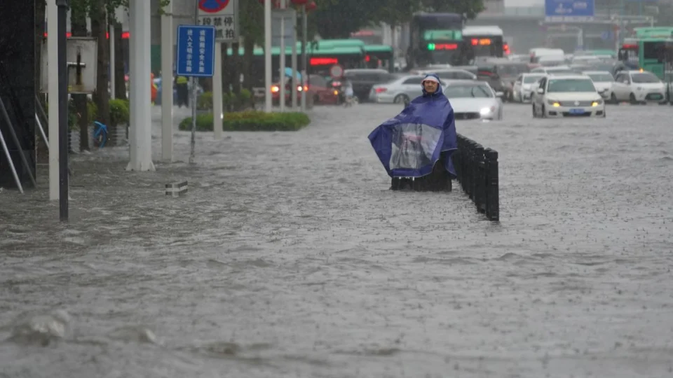 Pior chuva em mil anos deixa 25 mortos em província chinesa; 500 pessoas foram resgatadas de metrô inundado