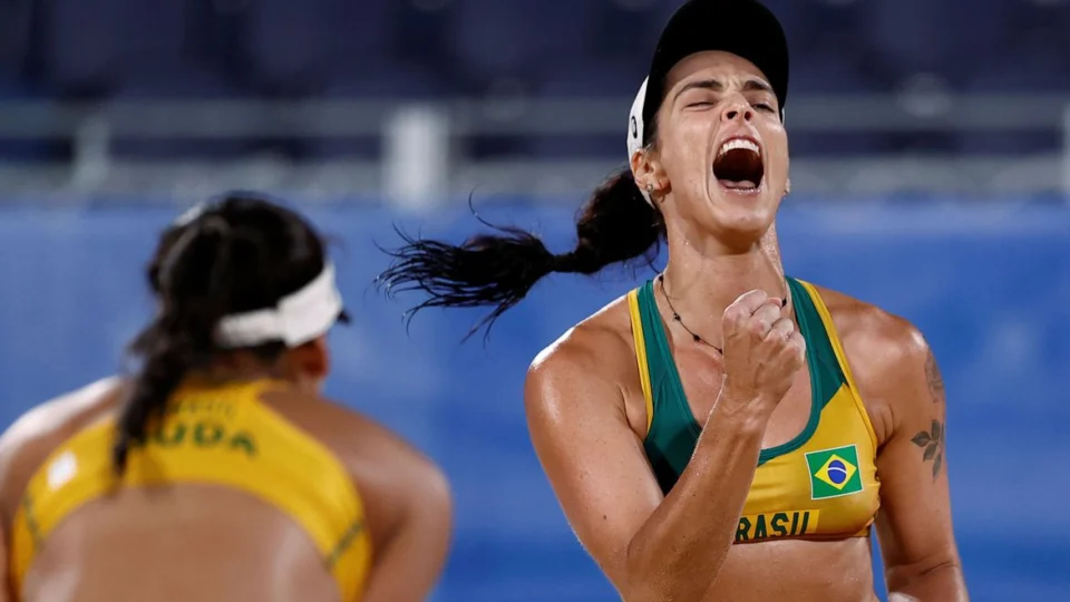 Olimpíadas: Ágatha e Duda avançam às oitavas no vôlei de praia