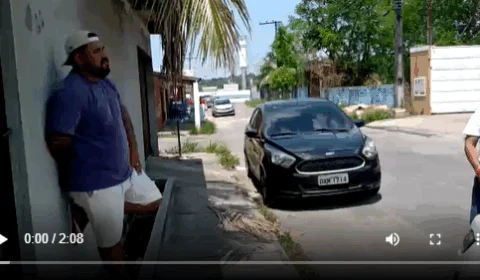 Vídeo de compradores que caíram em golpe confrontando acusado