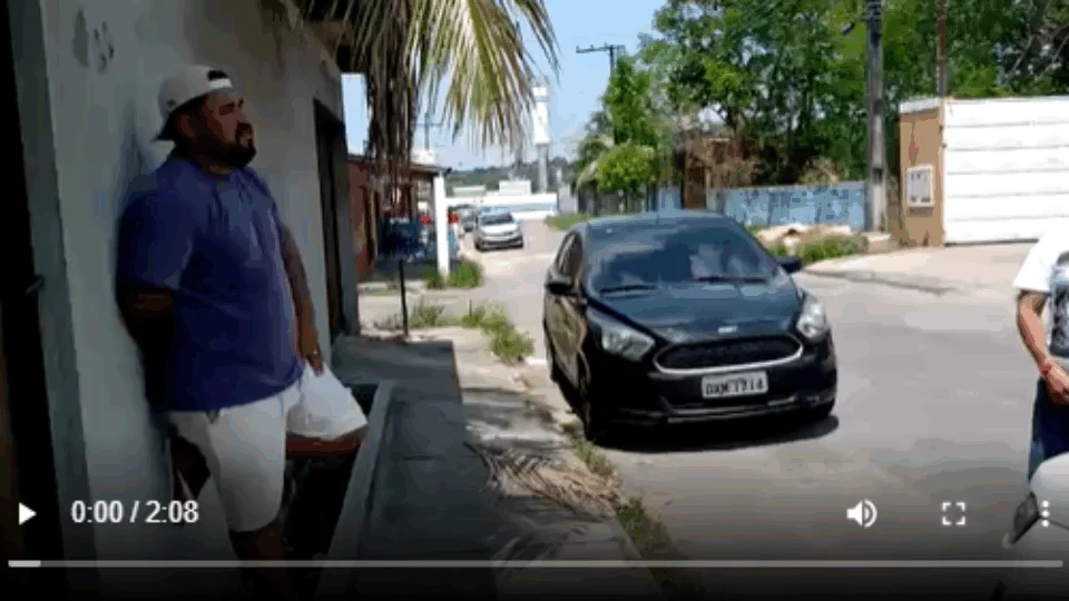 Vídeo de compradores que caíram em golpe confrontando acusado