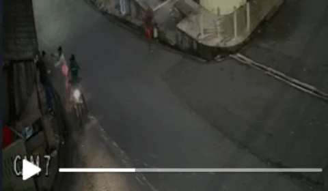 Vídeos mostram o momento em que dupla armada rouba celular das mãos de vítima no bairro Cidade de Deus