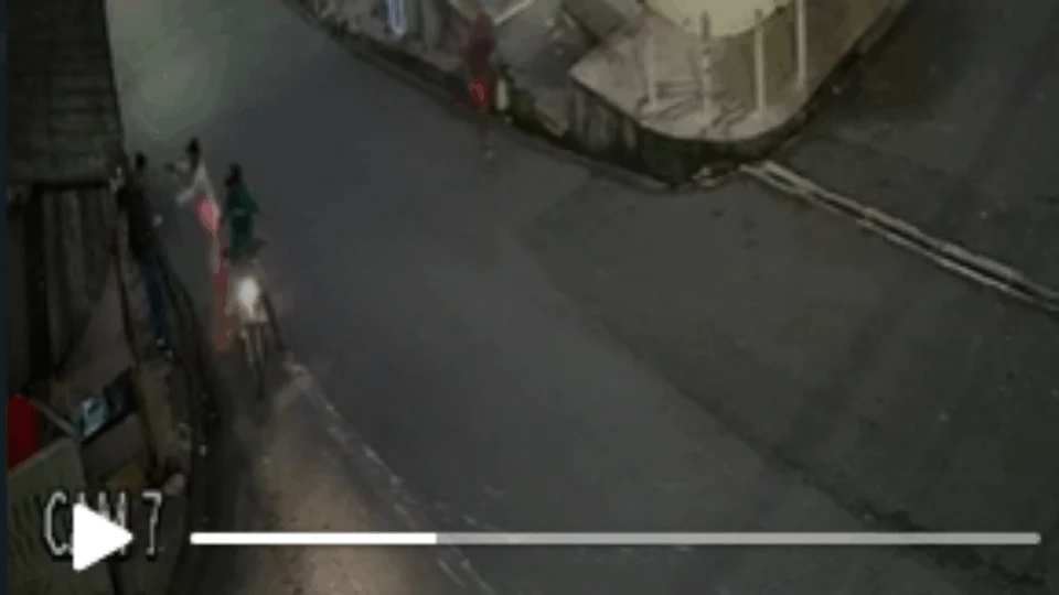 Vídeos mostram o momento em que dupla armada rouba celular das mãos de vítima no bairro Cidade de Deus