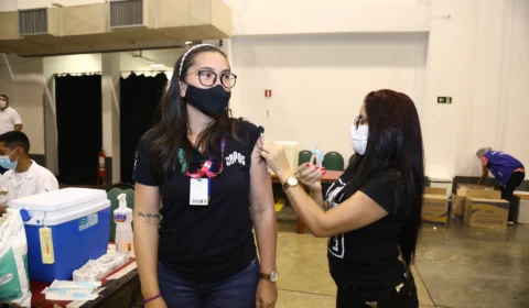 Prefeito de Manaus anuncia vacinação para pessoas com 25 anos ou mais – Confira vídeo!