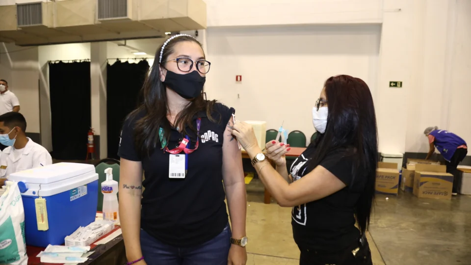 Prefeito de Manaus anuncia vacinação para pessoas com 25 anos ou mais – Confira vídeo!