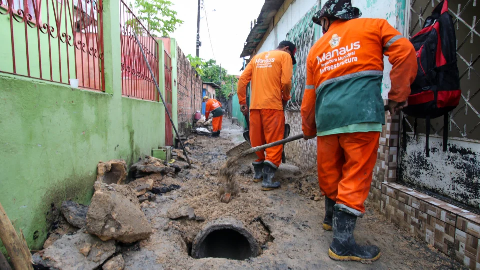 Prefeitura recupera rede de drenagem profunda na zona Leste de Manaus