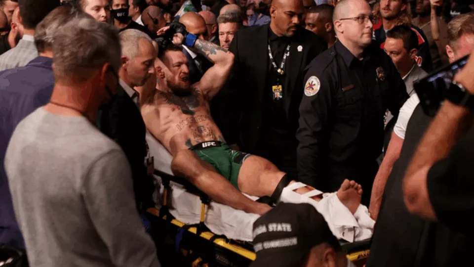Conor McGregor passa por cirurgia após fratura na tíbia durante o UFC 264; Veja vídeo