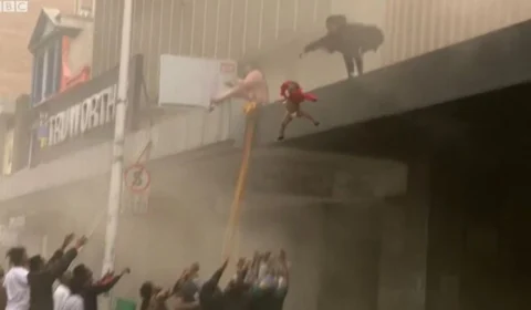 Vídeo de bebê sendo jogado de prédio em chamas