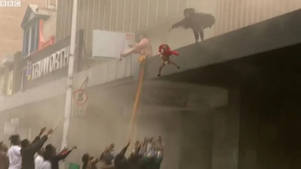 Vídeo de bebê sendo jogado de prédio em chamas