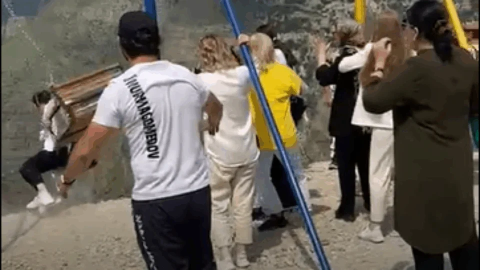 Veja vídeo; Turistas caem de balanço localizado em falésia na Rússia