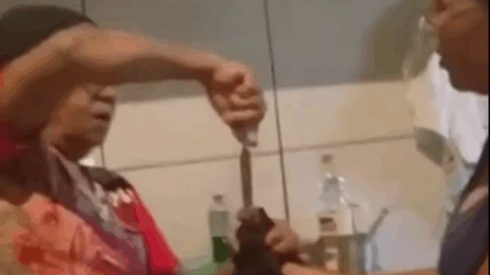 Vídeo de maus-tratos a gato – Mulheres obrigam animal a comer pimenta