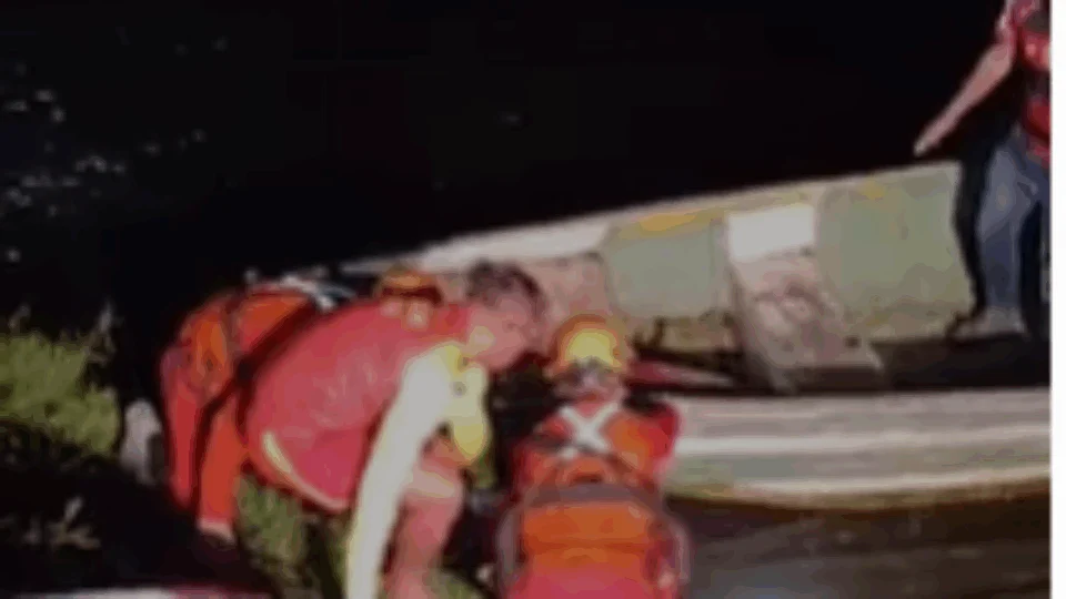 Vídeo mostra momento do encontro e resgate do corpo de jovem que se afogou em igarapé na avenida Brasil