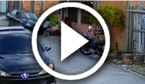 VEJA VÍDEO – Crianças são atropeladas por carro no bairro Santa Etelvina; Dupla suspeita foi presa