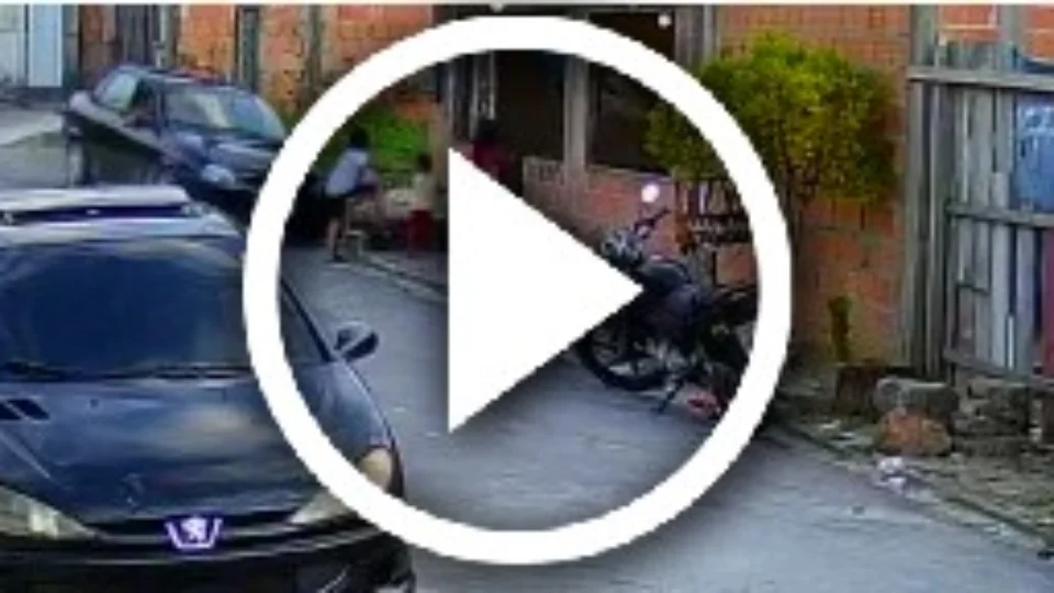 VEJA VÍDEO – Crianças são atropeladas por carro no bairro Santa Etelvina; Dupla suspeita foi presa
