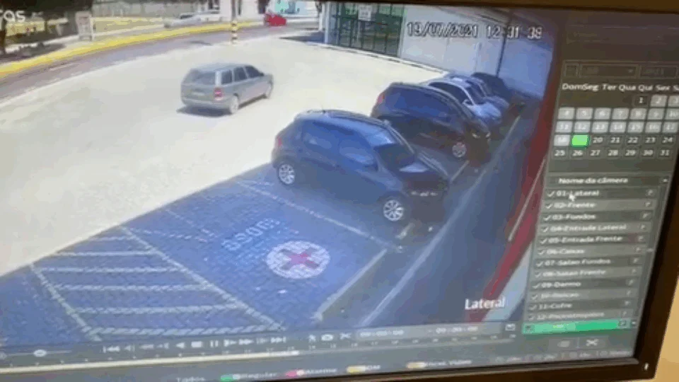 Veja vídeo; Câmeras de segurança registram criminosos furtando carro com dispositivo “Chapolin”, em Manaus