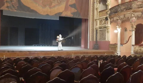 Teatro Amazonas recebe serviço de sanitização para volta de espetáculos com público