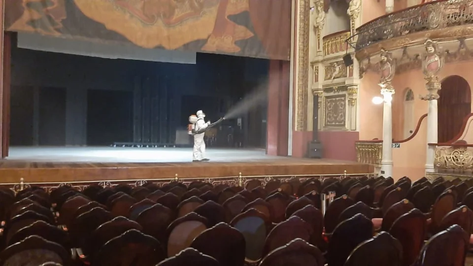 Teatro Amazonas recebe serviço de sanitização para volta de espetáculos com público