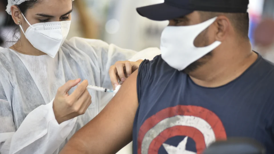 Painel da FVS-RCP informa a aplicação de 2.316.916 doses de vacina contra Covid-19 até esta sexta-feira (16)