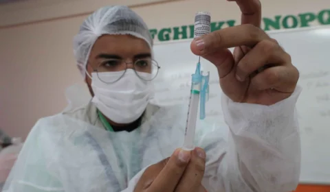 Amazonas avança na vacinação de faixas etárias com empenho na distribuição dos imunizantes