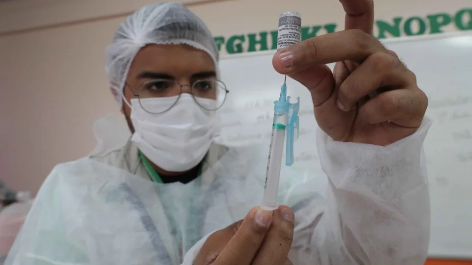 Amazonas avança na vacinação de faixas etárias com empenho na distribuição dos imunizantes