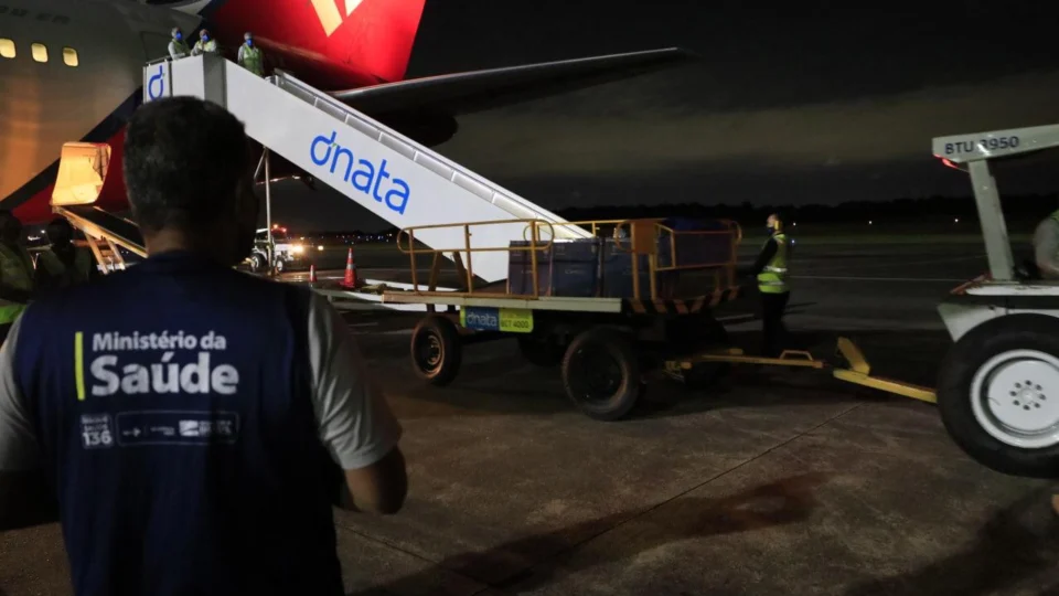 Amazonas: Novo lote com 19.890 doses de vacina da Pfizer chegam em Manaus