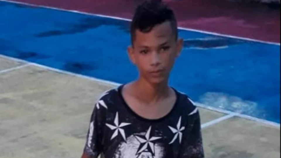 Desesperada, mãe procura filho de 12 anos que desapareceu após sair de casa para jogar bola